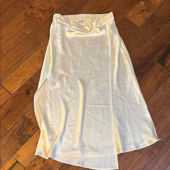 E.ssue Elegant Cream silky skirt sz med - Picture 2 of 5